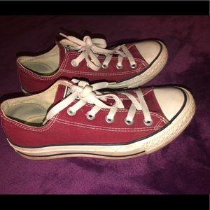 Maroon low top converse
